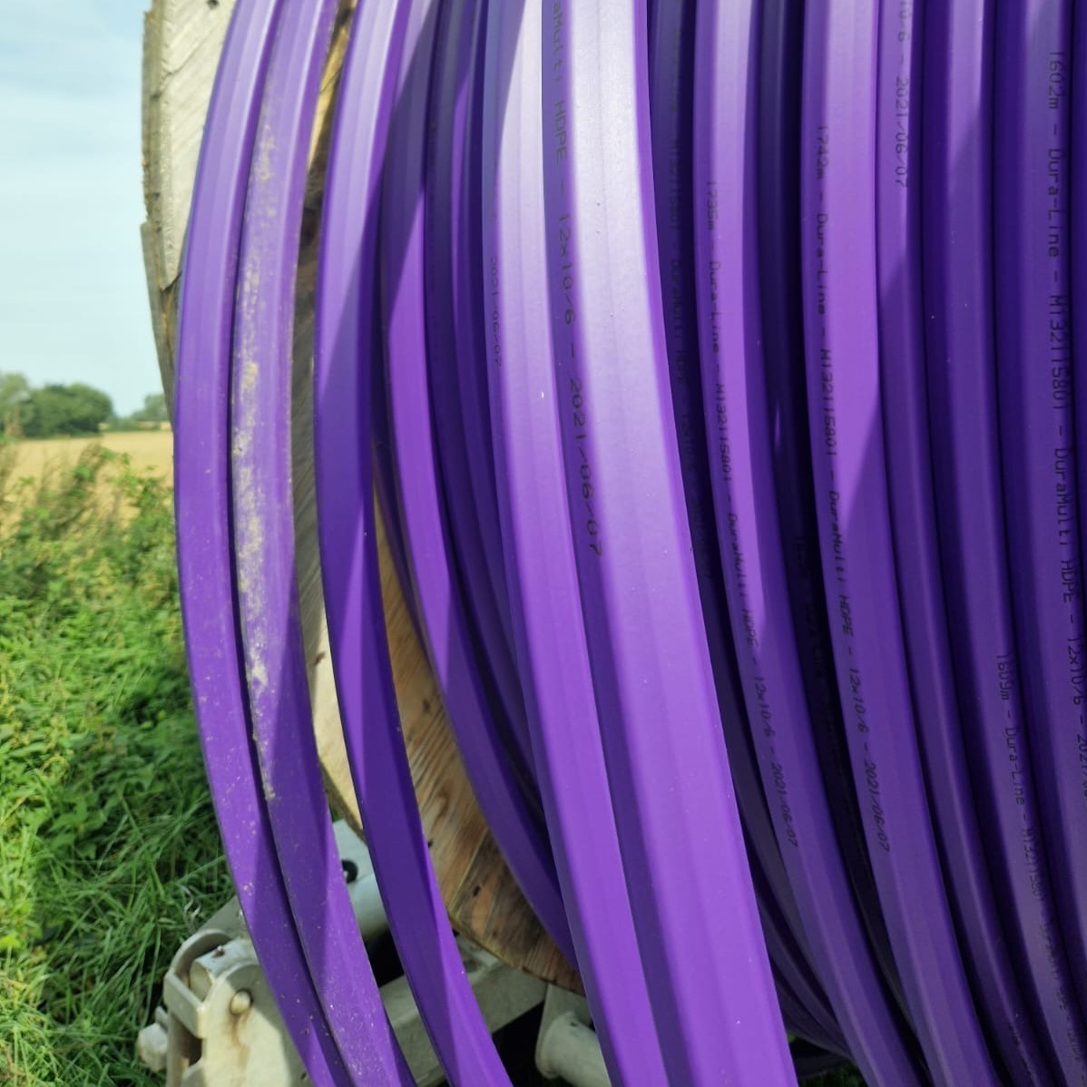 Eine Nahaufnahme von einer violetten Glasfaserrolle